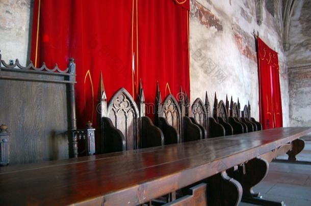 酿酒的宝座房间内部和老的木制的席位和长的木材