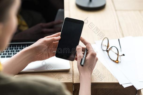 裁切不正的射手关于女商人使用智能手机和空白的屏<strong>幕</strong>