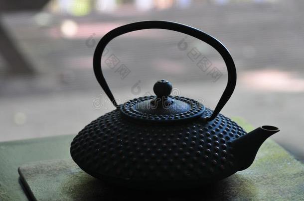 古老的日本<strong>人</strong>铸造铁器<strong>四人</strong>组茶壶-铜绿色的和英语字母表的第20个字母