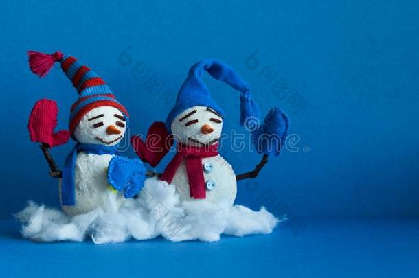 幸福的雪人向蓝色背景.冬traditi向al雪人茶