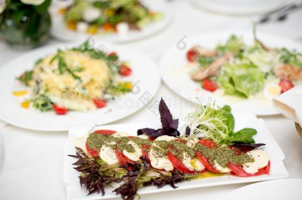 股份photograp照片<strong>红白</strong>小碟沙拉和番茄,罗勒属植物,意大利干酪,橄榄