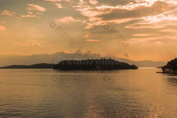 早晨看法从指已提到的人尼德尔港口,莱夫卡扎岛,希腊