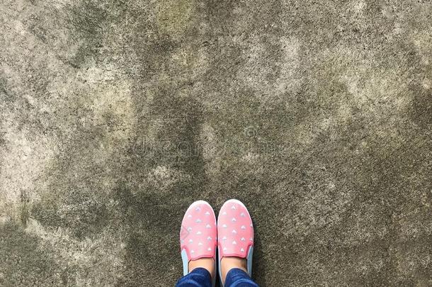 粉红色的橡皮底<strong>帆布鞋鞋</strong>向路背景和复制品空间