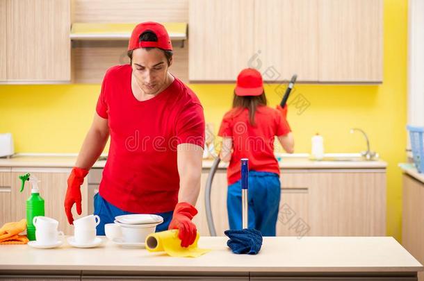 指已提到的人清洁专业的承包人工作的在厨房