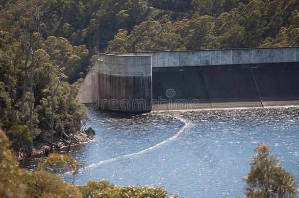 看法关于水力发电的水坝墙