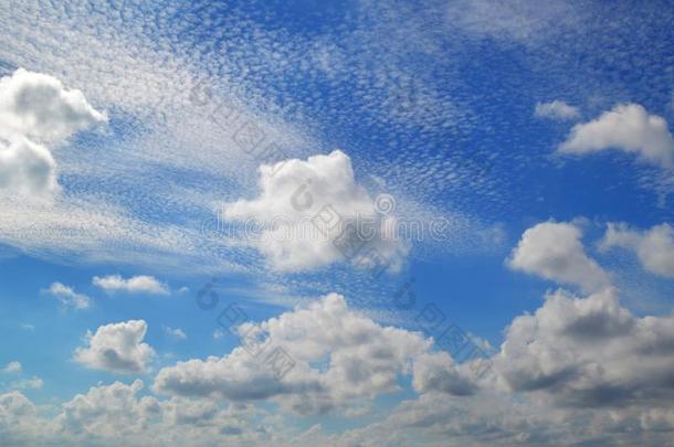 一份额关于白色的云关于不同的类型:积云,卷云,层