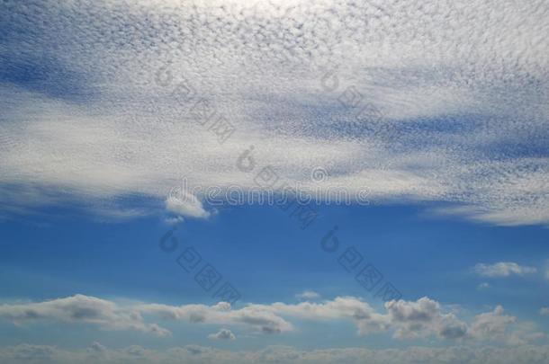 一份额关于白色的云关于不同的类型:积云,卷云,层