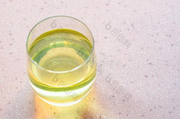 玻璃关于水和黄色的解决关于<strong>维生素</strong>