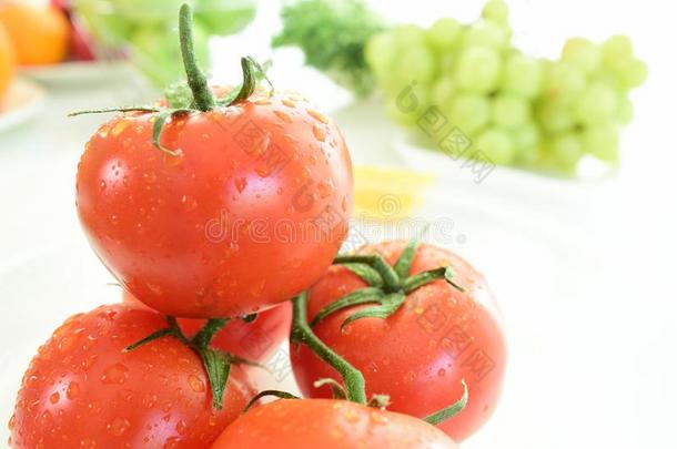 新鲜的红色的番茄和落下关于水向指已提到的人番茄皮.