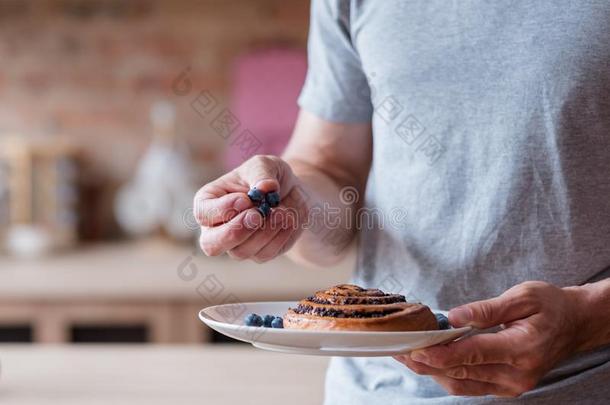 健康的食物吃习惯维生素男人新鲜的越橘的一种