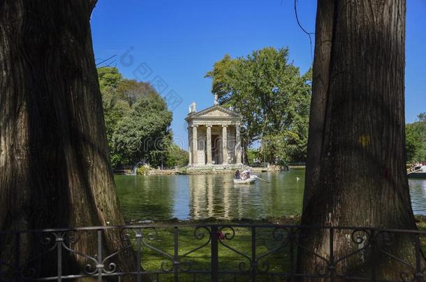 罗马意大利.花园关于别墅鲍格才家族.湖和小船和庙