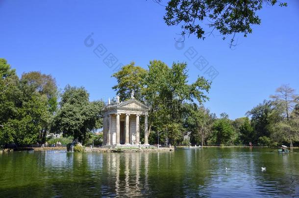 罗马意大利.花园关于别墅鲍格才家族.湖和小船和庙