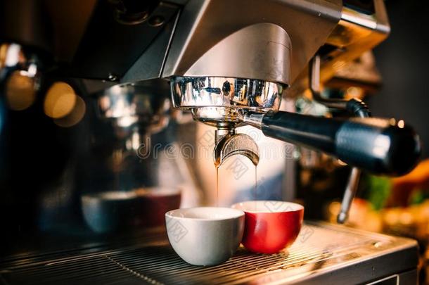 详细资料关于酿造机器传布和准备的浓咖啡采用英语字母表的第20个字母