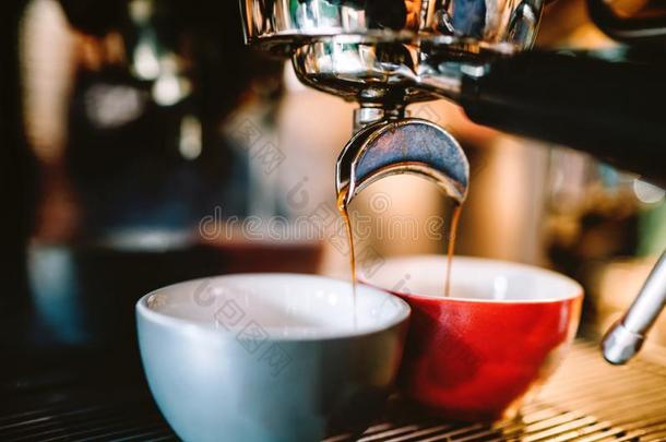 咖啡馆准备咖啡的员工准备的新鲜的浓咖啡向工业的酿造机器
