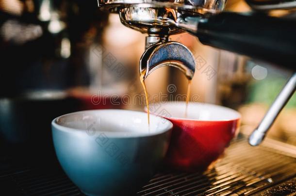 浓咖啡机器准备的新鲜的浓咖啡和卡普。