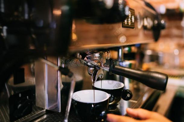 浓咖啡机器准备的新鲜的浓咖啡采用两个杯子采用小酒馆