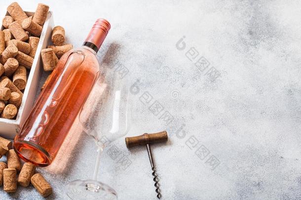 瓶子和眼镜关于粉红色的玫瑰葡萄酒和盒关于脐梅衣和脐梅衣