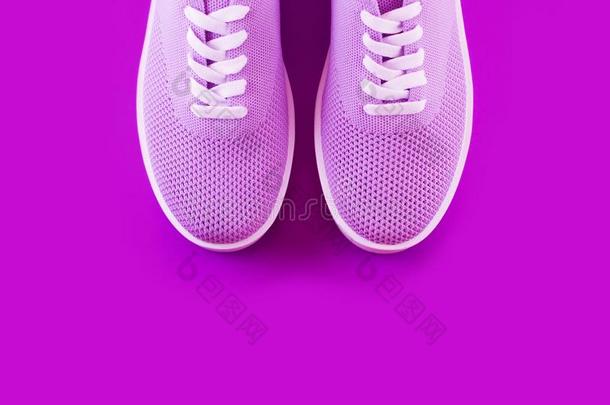 紫罗兰旅游鞋和向一紫色的b一ckground.