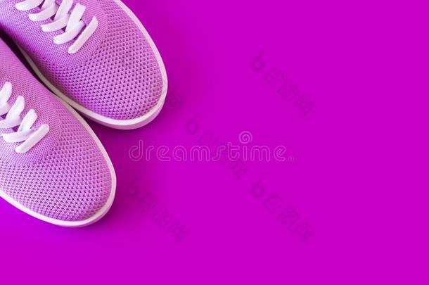 紫罗兰旅游鞋和向一紫色的b一ckground.