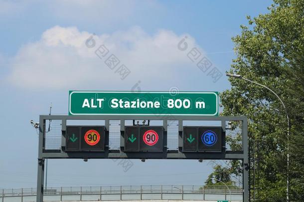 意大利人交通符号向指已提到的人公路