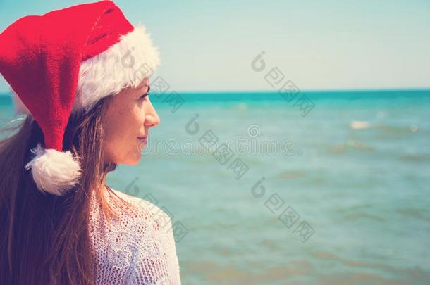 年幼的女人采用SociedeAn向imaNaci向aldeTransportsAereos国家航空运输公司帽子向热带的海滩.圣诞