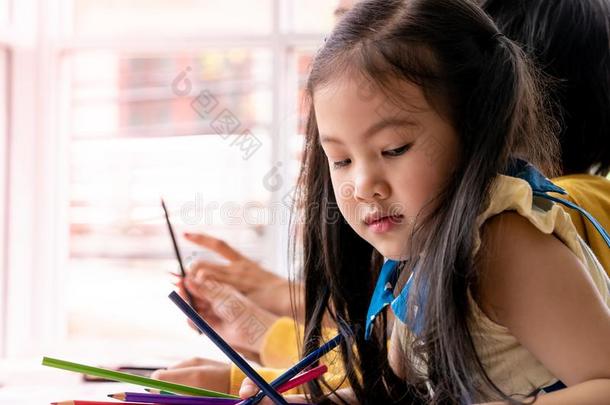 亚洲人孩子们绘画采用艺术班和教师,为克拉蒂