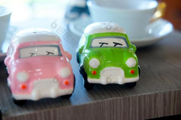 粉红色的和绿色的陶器的玩具<strong>汽车模型</strong>