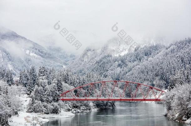 黑色亮漆乡村冬风景在三岛城镇