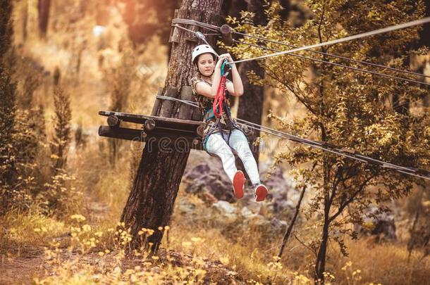 幸福的学校女孩享有活动采用一climb采用g一dventurep一rk