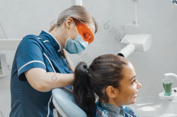 关在上面关于女人牙科医生放置向塑料制品apr向向微笑的令马停住的声音