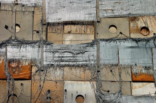 老的破烂的隔离镶板,撕尼龙粗麻布洗劫和木材