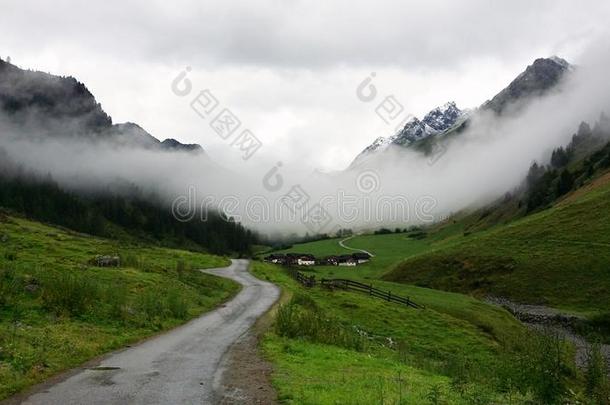 奥地利.山地区`吐司`.云采用指已提到的人山谷在之间