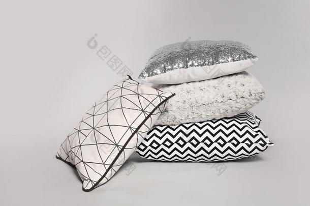 时髦的装饰的枕头堆积
