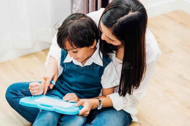 小孩小孩男孩儿子幼儿园和美丽的母亲教学鼓