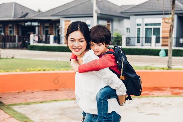 家庭幸福的孩子们小孩儿子男孩幼儿园乘背小<strong>猪猪</strong>