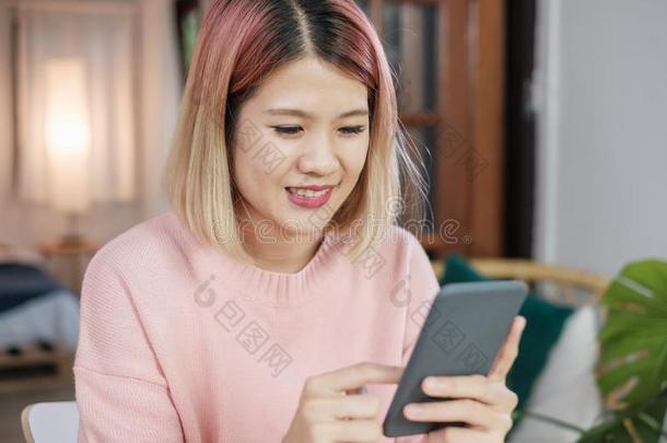 亚洲人女人在线的购物可移动的电话在家.数字的充满活力