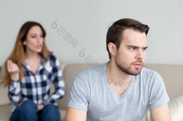 恼怒的丈夫疲倦的关于妻子演讲和争吵