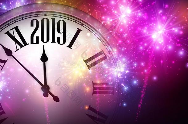 粉红色的发光的2019新的年背景和钟和烟火.