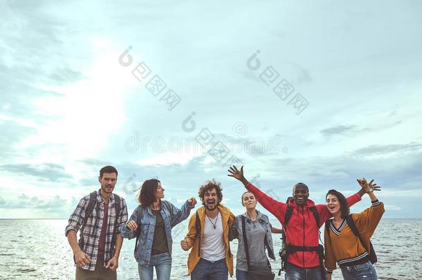 六人们是幸福的关于他们的旅行向海滨