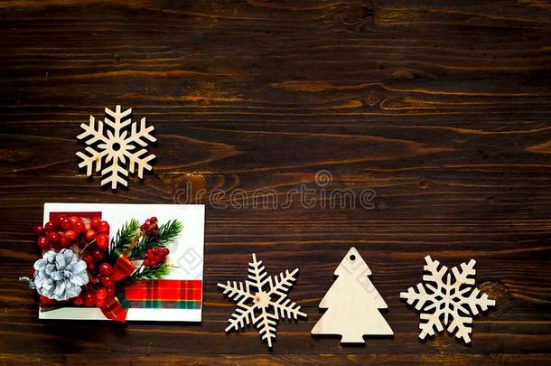 圣诞节布置.装饰的木制的雪花和圣诞节装饰