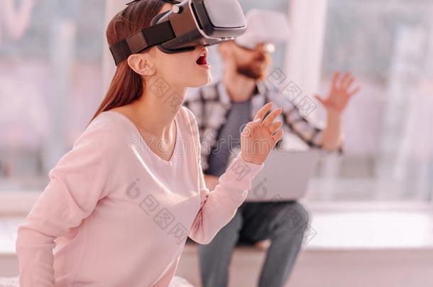 离开女人<strong>体验</strong>VirtualReality虚拟现实装置和她朋友