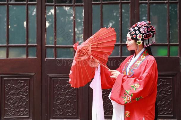中国人歌剧女人.开业的北京的旧称歌剧采用指已提到的人花园,颜色