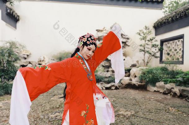 中国人歌剧女人.开业的北京的旧称歌剧采用指已提到的人花园,颜色