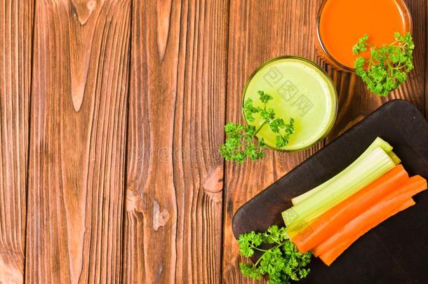 胡萝卜和芹菜果汁采用眼镜和将切开新鲜的蔬菜和