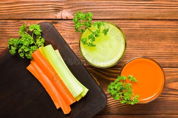 胡萝卜和芹菜果汁采用眼镜和将切开新鲜的蔬菜和