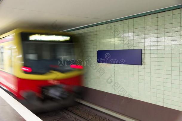 一快速的通过地铁车站采用Berl采用,德国