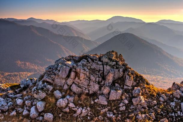 美丽的风景优美的金色的秋直接热轧制风景关于山岩石在