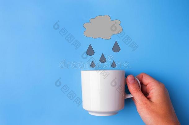 雨传布采用咖啡豆杯子向蓝色背景
