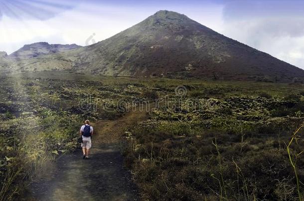 旅行者步行向火山LaoPeople'sRepublic老挝人民共和国日冕-LaoPeople'sRepublic老挝人民共和国n