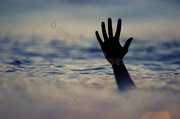 溺水牺牲者,手关于溺水男人需要帮助.失败和